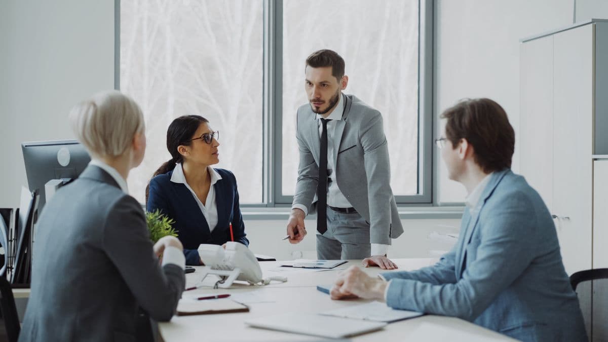Een directie in overleg aan tafel, midden in een besluit